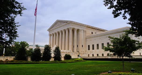 Wide Side View Establishing Shot of the Supreme Court — Stock Video