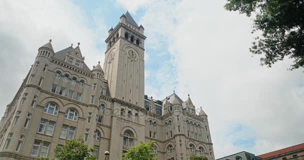 Pemandangan Menara Jam di Trump International Hotel di DC — Stok Video