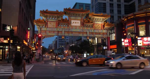 Brede vaststelling van schot van Chinatown ingang in Washington Dc — Stockvideo