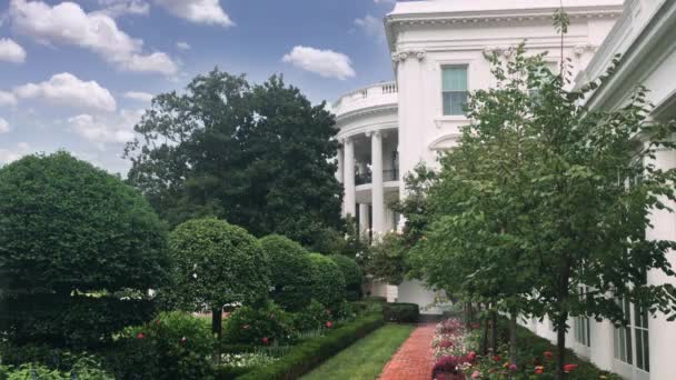 Zijaanzicht van het witte huis en tuin van Kennedy — Stockvideo