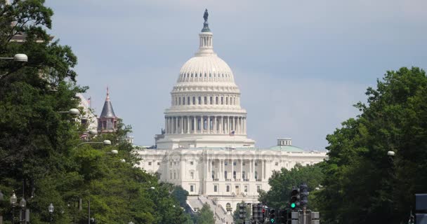 Lang houdende schot van Capitol Dome op Capitol Hill — Stockvideo