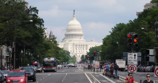 美国国会大厦圆顶和宾夕法尼亚大道的长的慢动作建立射击 — 图库视频影像