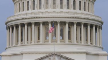 Capitol kubbe ve Amerikan bayrağı aşırı Closeup görünümünü