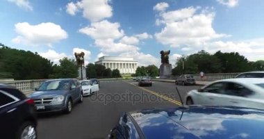 Arlington Memorial Köprüsü üzerinde sürüş görünümü ters