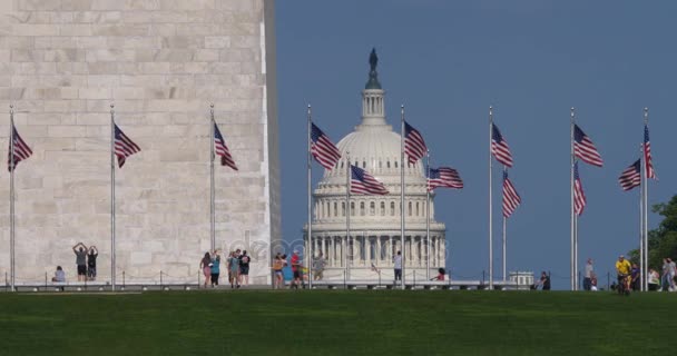 Long Slow Motion Establishing Shot of Capitol Dome e Monumento a Washington — Vídeo de Stock