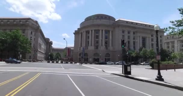 Снимок с водительского слежения в здании Рональда Рейгана и Международном торговом центре — стоковое видео