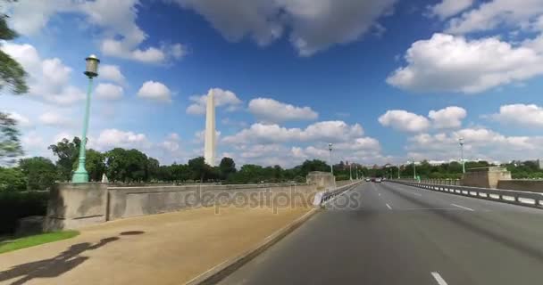 Οδηγώντας στη λεωφόρο ανεξαρτησίας κοντά στο μνημείο της Ουάσιγκτον — Αρχείο Βίντεο