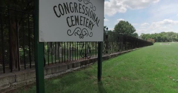 Dolly Up Establishing Shot of Congressional Cemetery on Capitol Hill — Stock Video