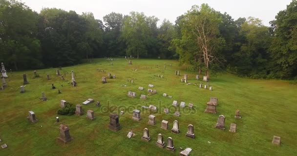 Avance aéreo por encima del cementerio histórico — Vídeos de Stock