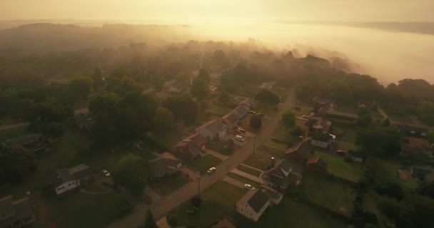 Vroege ochtend mistig omgekeerde luchtfoto Pennsylvania wijk — Stockvideo