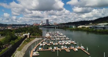 Marina ve Pittsburgh manzarası kurulması atış yükselen yüksek açı