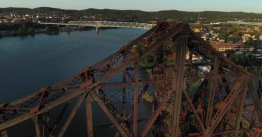 Yüksek açı alacakaranlıkta köprü kurmak atış Ohio Nehri üzerinde