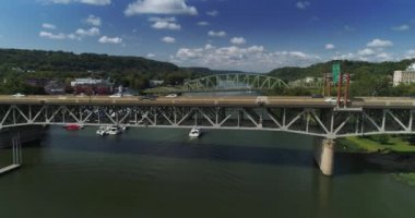 Trafik geçen bitti köprü Pennsylvania ters geniş havadan görünümü