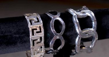 Gümüş kostüm takı malların dönen ekran