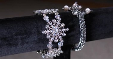 Gümüş kostüm bilezik malların dönen ekran