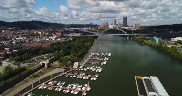 Vysoký úhel zavedení Shot Marina a Panorama Pittsburgh — Stock video