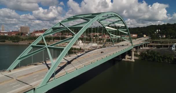 Aerial upprätta skott Pittsburghs Birmingham Bridge — Stockvideo