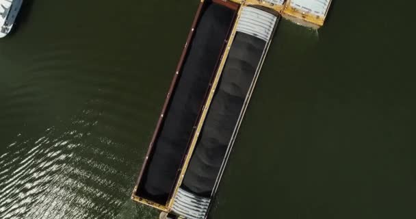 Vista de cima para baixo da Barca de Carvão no Rio — Vídeo de Stock