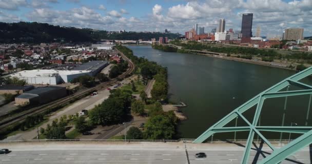 Vista aérea de perfil de izquierda a derecha del puente de Birmingham — Vídeos de Stock