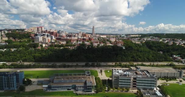 High Angle Dolly Estableciendo un plano del corredor tecnológico de Pittsburgh y Oakland — Vídeo de stock