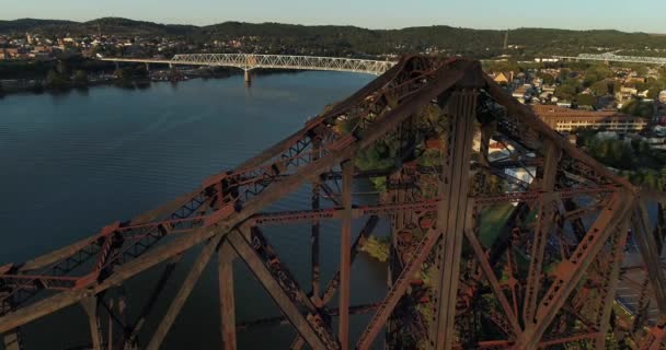 Alto Ângulo Crepúsculo Estabelecendo Tiro de Pontes Sobre Rio Ohio — Vídeo de Stock