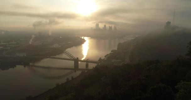 Cineastische neblige Morgenluft Pittsburgh Skyline — Stockvideo