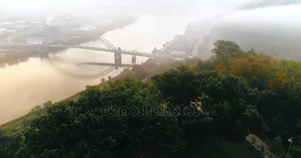 Lufthældning op til Foggy Pittsburgh Skyline – Stock-video