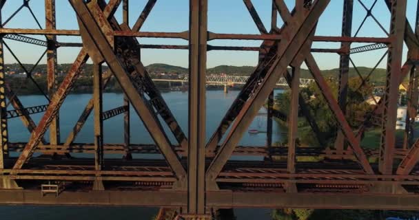 Vista dramática do perfil de grande, ponte ferroviária velha sobre o rio Ohio — Vídeo de Stock