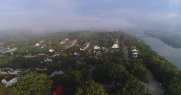 Mlhavo letecký pohled na čtvrť typické Pennsylvania — Stock video