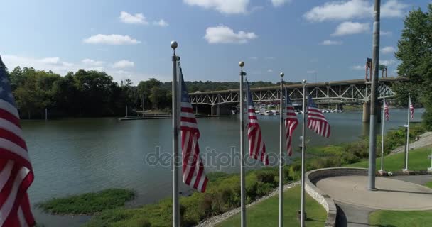 Vaststelling van luchtfoto van Amerikaanse vlaggen op vlag Park in Beaver County Pa — Stockvideo