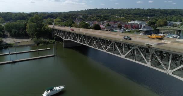 Veduta aerea del traffico che passa sul ponte in Pennsylvania — Video Stock