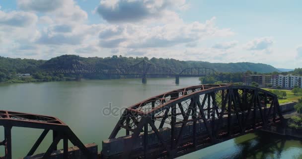 Reverse Aerial Establishing Tiro de trem em uma ponte ferroviária sobre o rio Ohio — Vídeo de Stock
