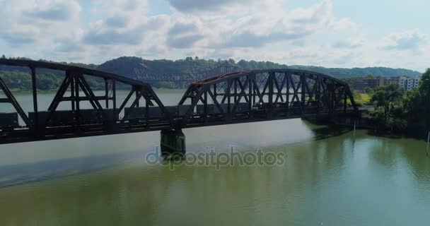 Aérea de ángulo alto que establece tiro de tren en un puente ferroviario sobre el río Ohio — Vídeo de stock