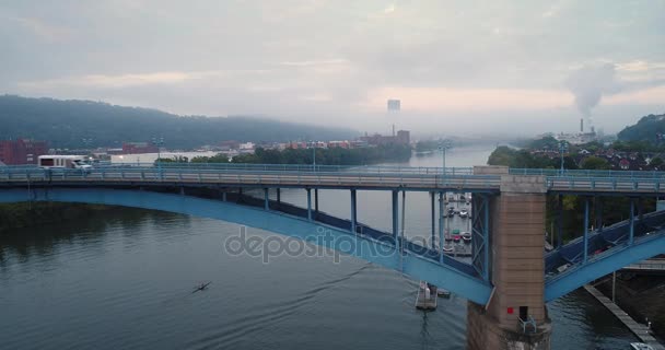 Sabah hava atış Pittsburgh 31 Cadde Köprüsü oluşturma — Stok video