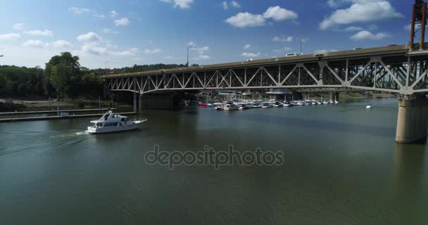 Вид с воздуха на лодку, проходящую под мостом в Пенсильвании — стоковое видео