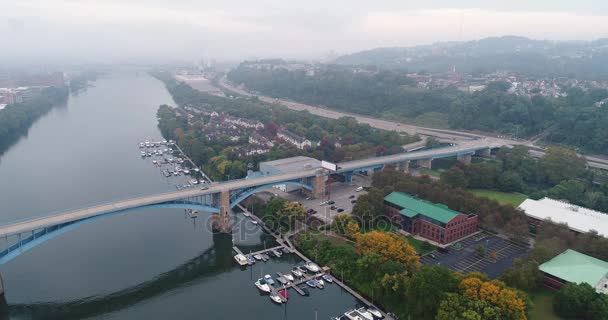 Letecký pohled na vysoký úhel ostrova Washingtonu přistání v Pittsburghu — Stock video