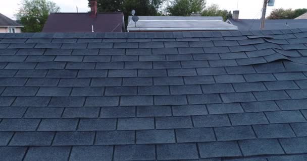 Video Feed dell'ispettore del tetto e tegole danneggiate sul tetto — Video Stock