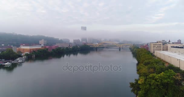 Foggy Aerial Stabilimento colpo di Pittsburgh Skyline — Video Stock