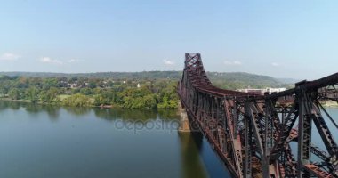 Hava kurulması çekim tren demiryolu köprüsünde Ohio Nehri üzerinde ters.