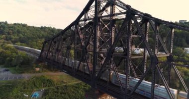 Kömür tren demiryolu köprüsü üzerinde atış kurulması hava yükselen