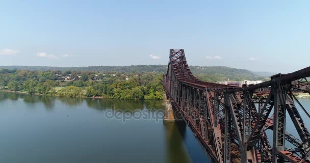 オハイオ川に架かる鉄道橋の鉄道の空中を確立するショットを逆します。 — ストック動画