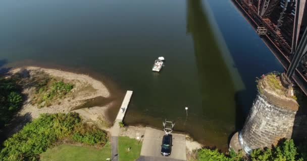 Vaststelling van luchtfoto van boot starten onder de spoorwegbrug — Stockvideo