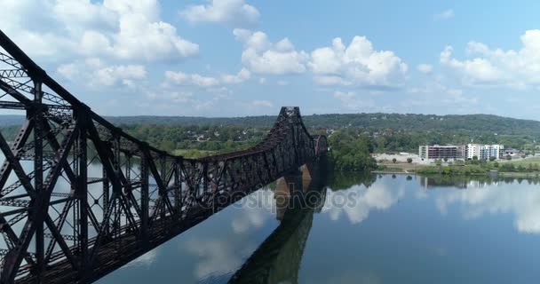 Vista aérea del río de Ohio y la localidad de Beaver, Pennsylvania en aumento — Vídeo de stock