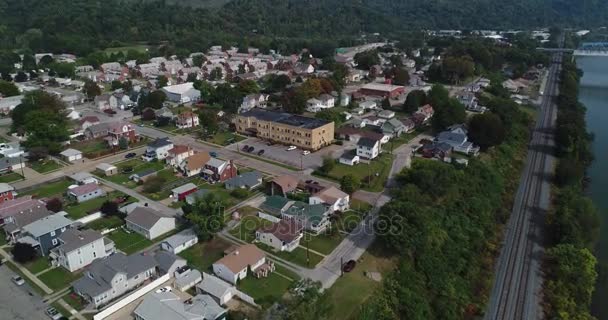 Медленно Aerial Dolly Forward Over Pennsylvania Neighborhood — стоковое видео