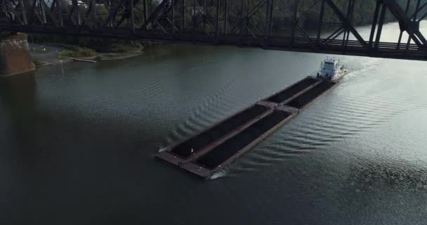 Barca de carvão viaja no rio Ohio sob a Ponte Ferroviária — Vídeo de Stock