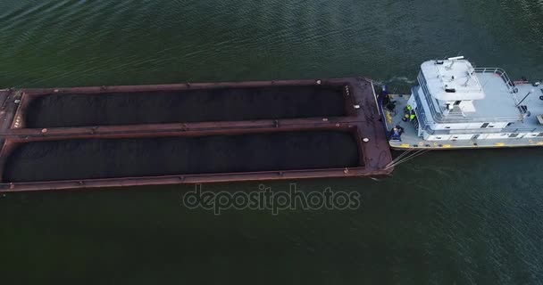 Vista aérea de arriba hacia abajo de la barcaza de carbón en el río Ohio — Vídeo de stock