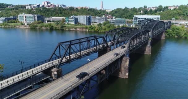 Tiro aéreo do estabelecimento da ponte quente da rua do metal — Vídeo de Stock