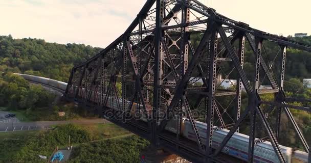 Aumento aéreo que establece tiro del tren del carbón en puente del ferrocarril — Vídeo de stock