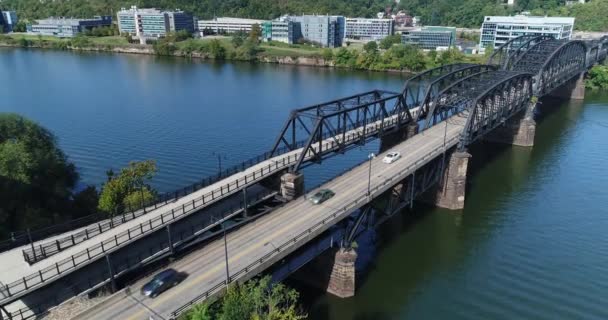 Stijgende luchtfoto tot oprichting van schot van ruwijzer Street Bridge — Stockvideo