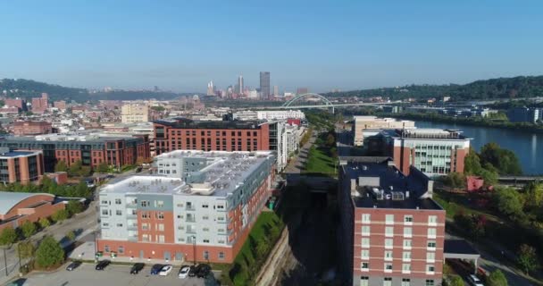 Vorwärtsantenne über Pittsburgh 's South Side District — Stockvideo
